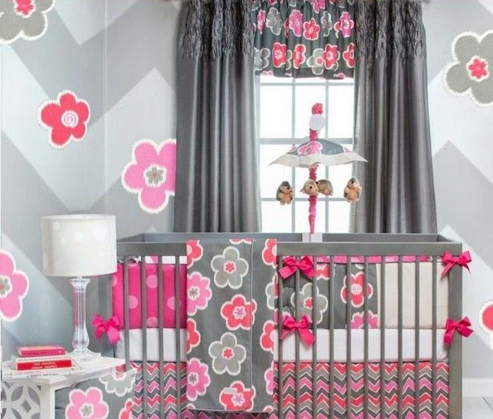 babyroom model-in-modro-ružové-baby-postieľke