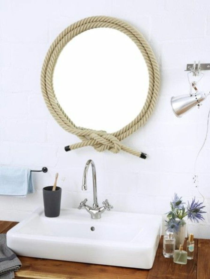 Vonios kambario deka pats atlieka apvalų veidrodį su juostine juostele umwinckeln