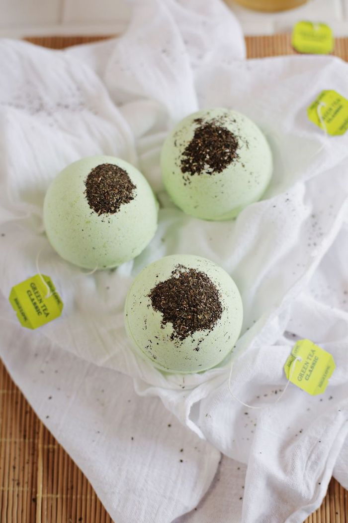 Yeşil çay ile banyo topları yapın, kabartma tozu, sitrik asit
