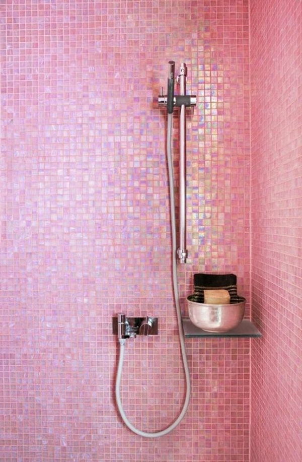 bagno-design-rosa-piastrelle-doccia-bagno-idee