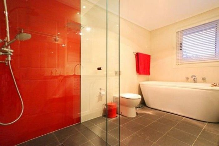 kúpeľňa-tile-zdôrazniť-in-červenej farby