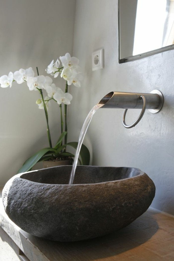 bagno-design-interessante-lavandino bianco orchidee