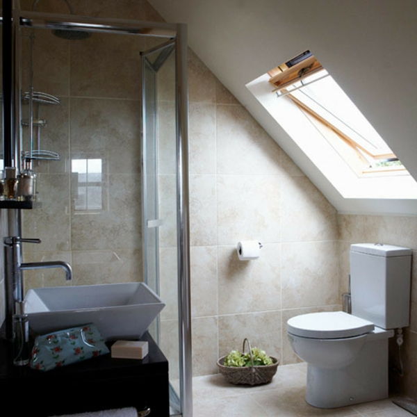 casa de banho ao sótão com chuveiro-e-set com-brilhantes-telhas-in