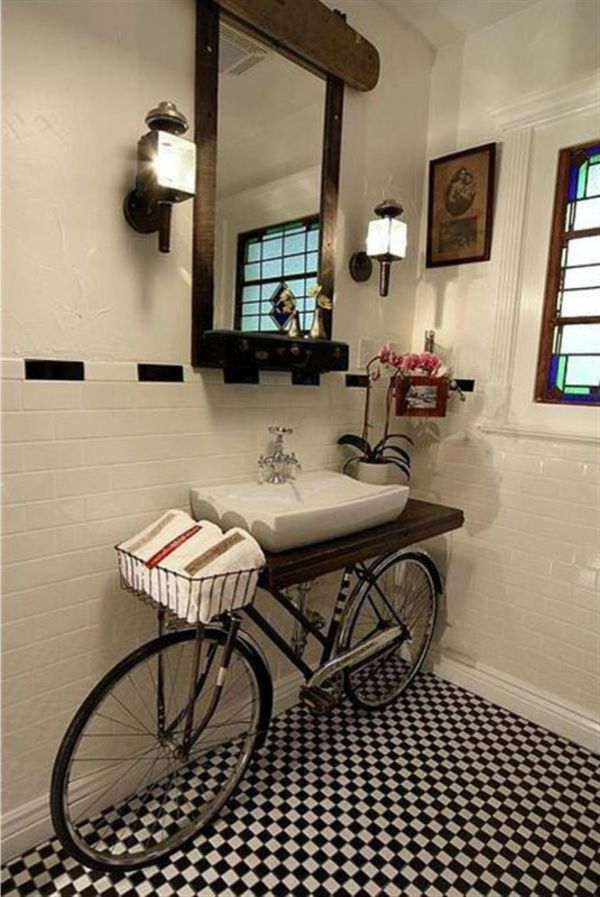 kopalnica-kreativno-zrcalno-kolesarske luči na steni, ogledalo