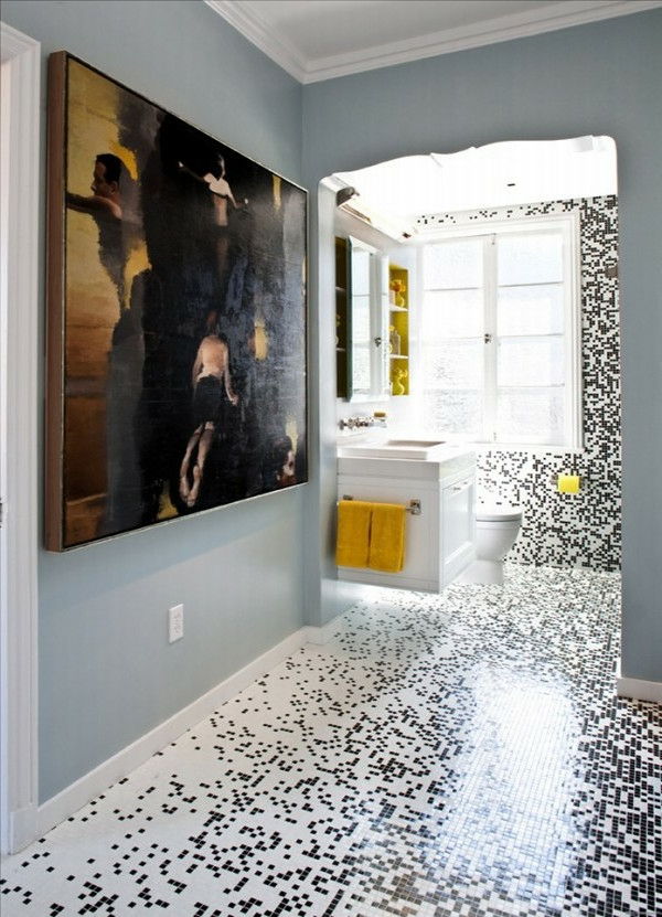 kopalnica z veliko fotografijo na steni - moderna in ustvarjalna