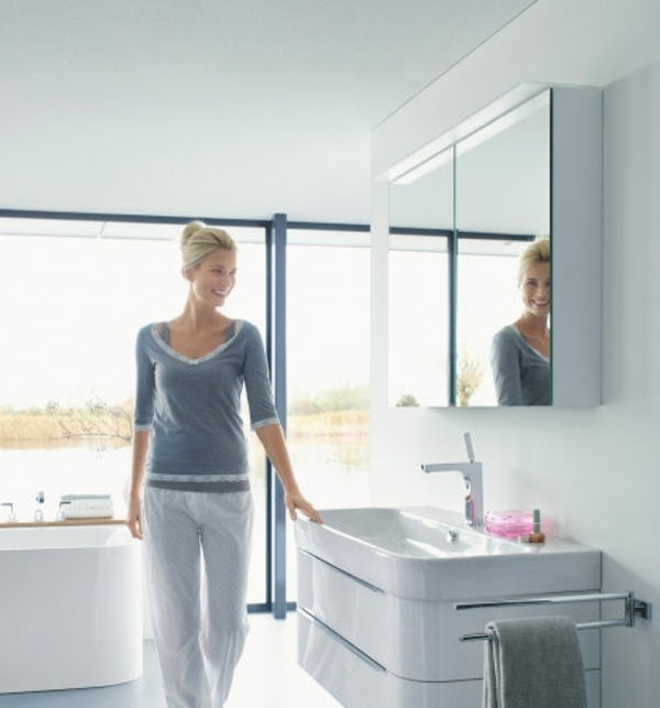 badrum-spegelskåp-a-kvinna