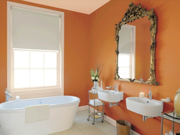Banyo ile turuncu-duvarları beyaz pencere
