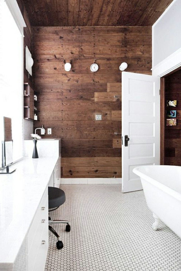 bel bagno - parete in legno - vasca bianca