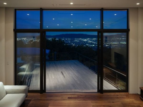 Balkong-out-of-the-wood luksuriøse glassvegg og vakker utsikt