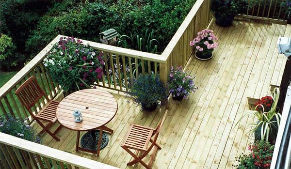 balkong-ute-av-tre-moderne designet grønne planter