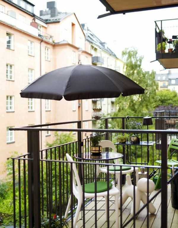 balkong møbler-balkong-forskjønne-balkong-deco-ideer-balkong-design - svart-parasoll