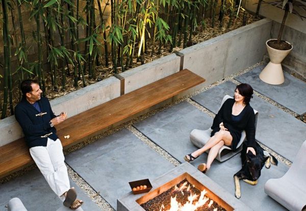bambu-balkong-människor-slappna av-med sin hund