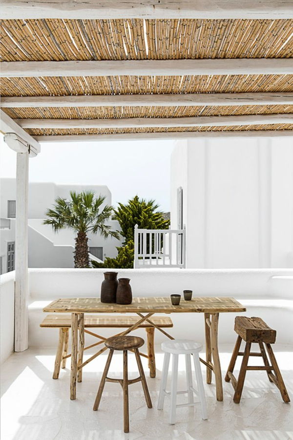 bambu-balkong-med-moderna möbler och ett bambu-tak