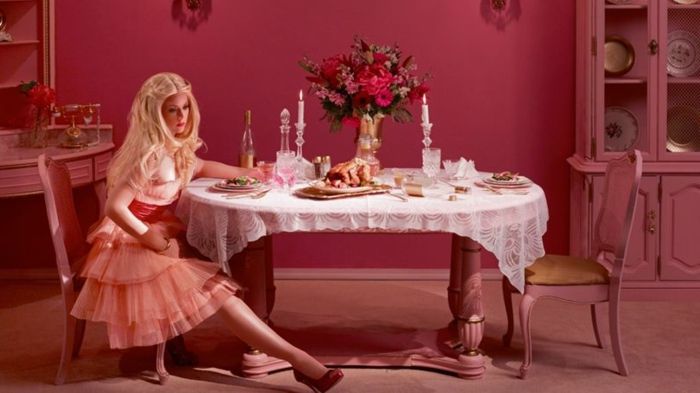 camera-in-roz Barbie casa-sufragerie