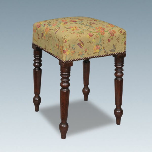 zanimiv model stolice v baročnem slogu