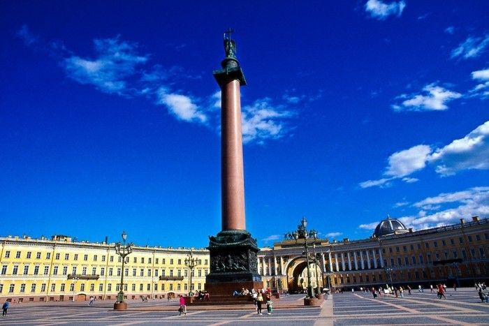 Palazzo d'Inverno e la Colonna di Alessandro-a San Pietroburgo Russia