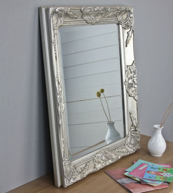 baroko veidrodis-su-sidabro rėmelis-didelis ir gražus-vaza priešais jį