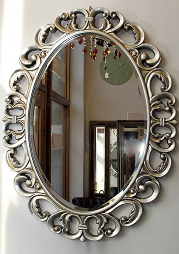 baroko veidrodis su sidabro rėmeliu ovalo formos gražiu vaizdu