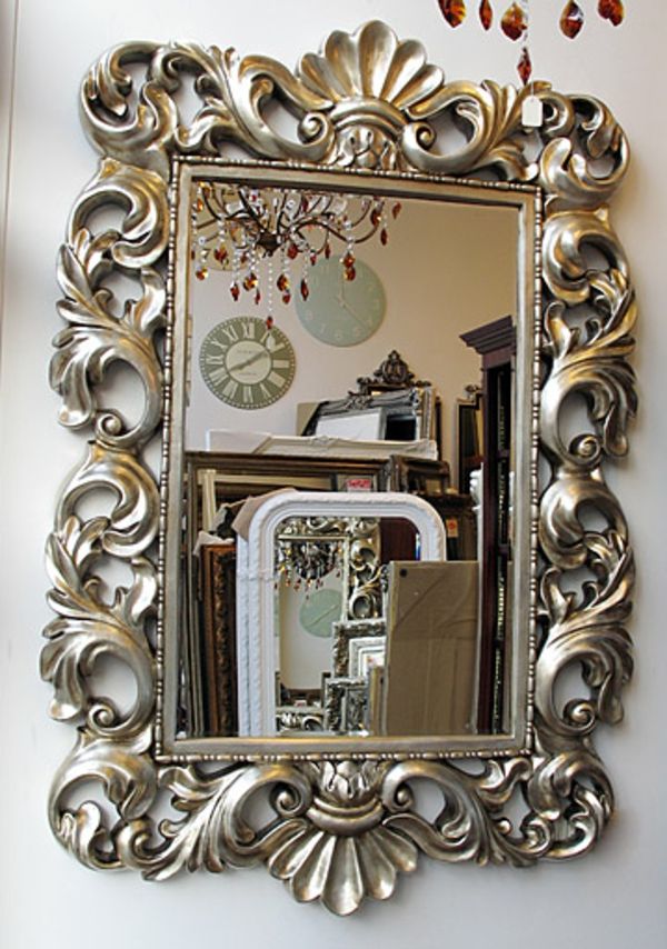 baroko veidrodis su sidabriniu rėmu gražaus dizaino baltos sienos už jo