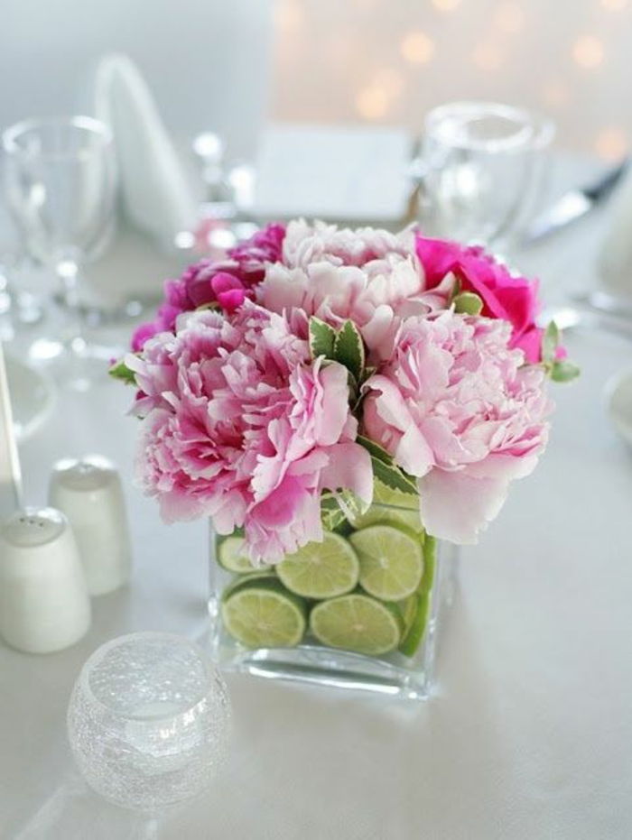 vaso di vetro quadrato decorato con gusci di lime, fiori rosa, decorazione da tavola