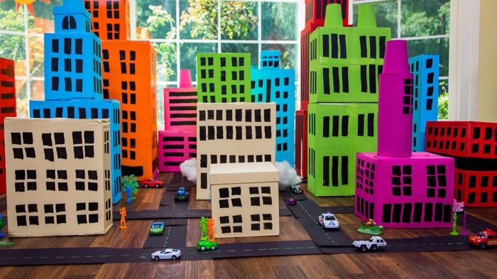 En stad av skoboxar gjorda med gator och bilar, perfekt för barn