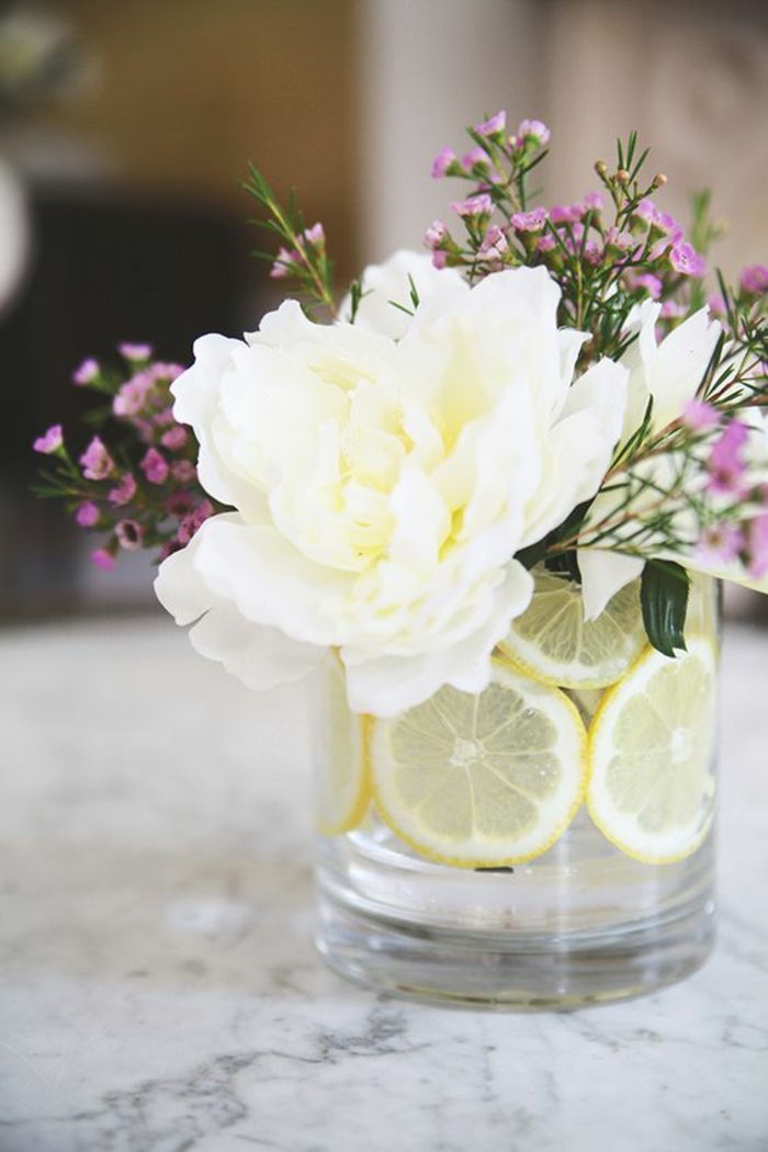 idee artigianali primavera, grande fiore bianco, vaso di vetro decorato con la scorza di zoone