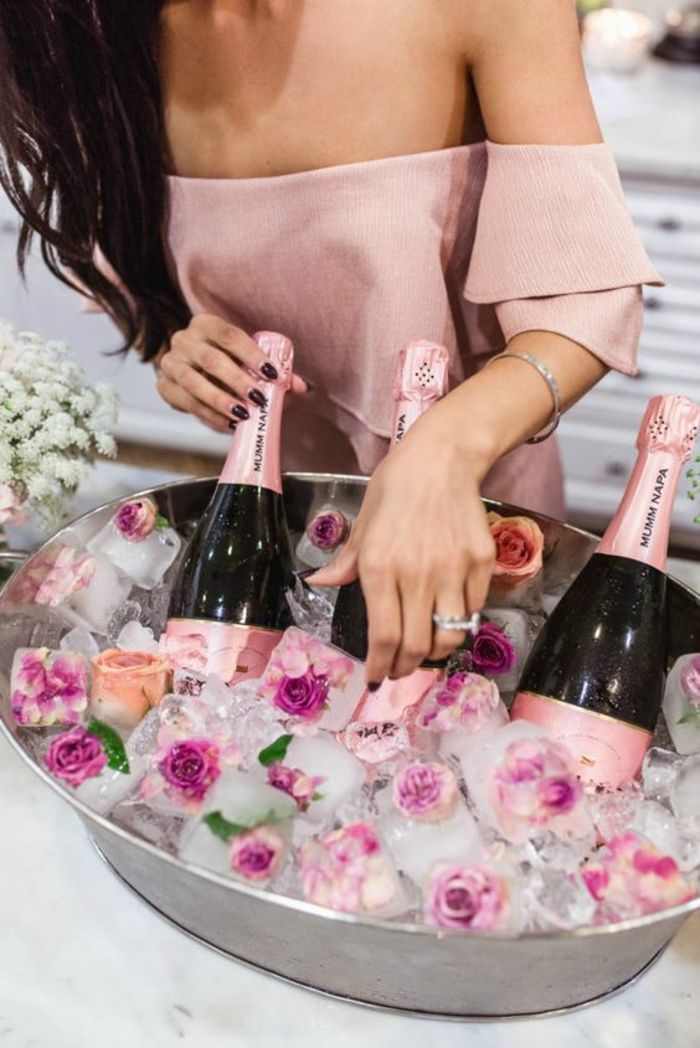 decorazione primaverile, champagne, gelato con fiori, abito rosa, anello, capelli neri