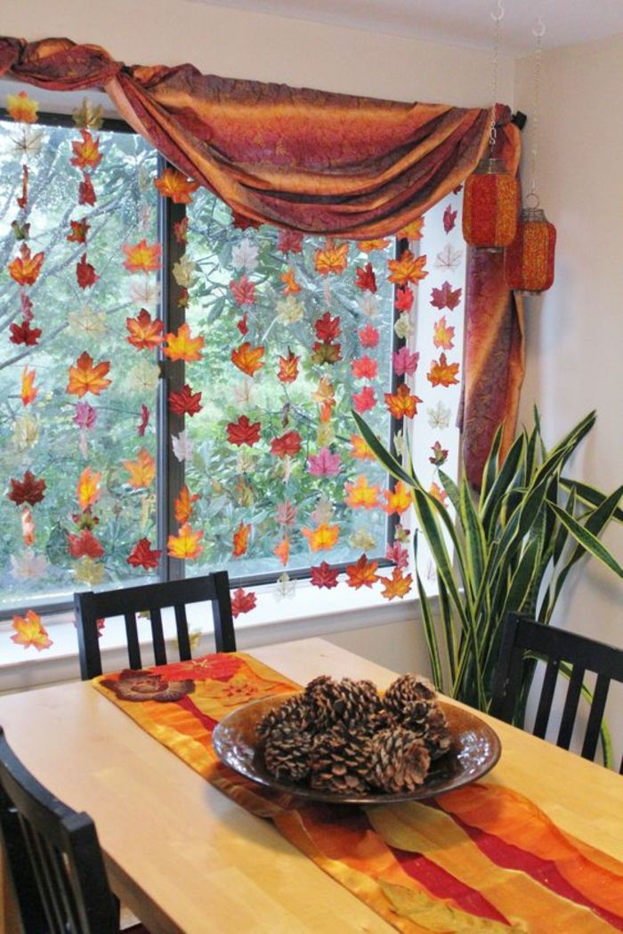 majsterkowicz jesień, dekoracja jesienna, zasłonka, okno, kuchnia, stół, krzesła, sosna stożek, dekoracja stołu, roślina, dziewczę, dekoracja okna