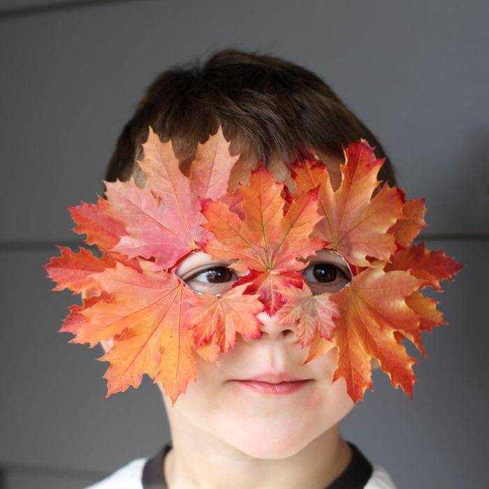 zrobić sobie maskę z tektury i jesiennych liści, chłopiec o brązowych oczach