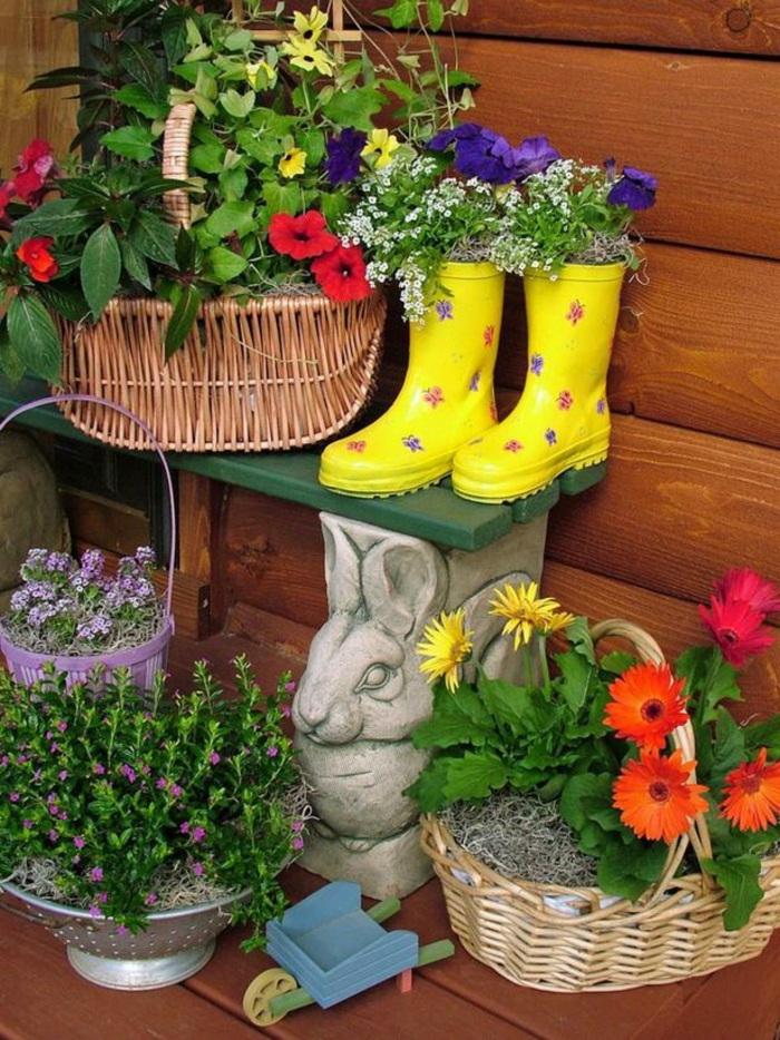 Blomsterkrukor utformar egna idéer Färgrik design av en liten trädgård i din egen lägenhet