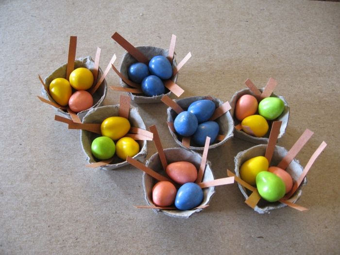 Malý kôš s vaječnou kartonou Veľkonočné čokoládové vajcia v mnohých farbách