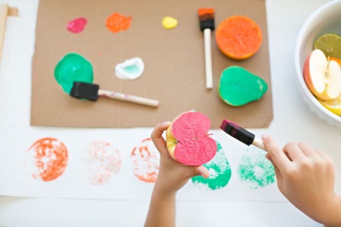 Creative DIY nápady pre deti, pečiatka z jablka a farby sám