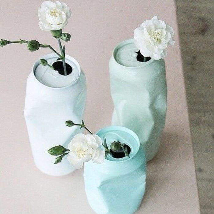obloha modré vázy z plechoviek s bielymi kvetmi