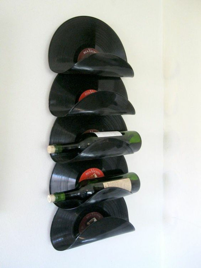 Chladené diy police vyrobené z dosiek s fľašami na víno