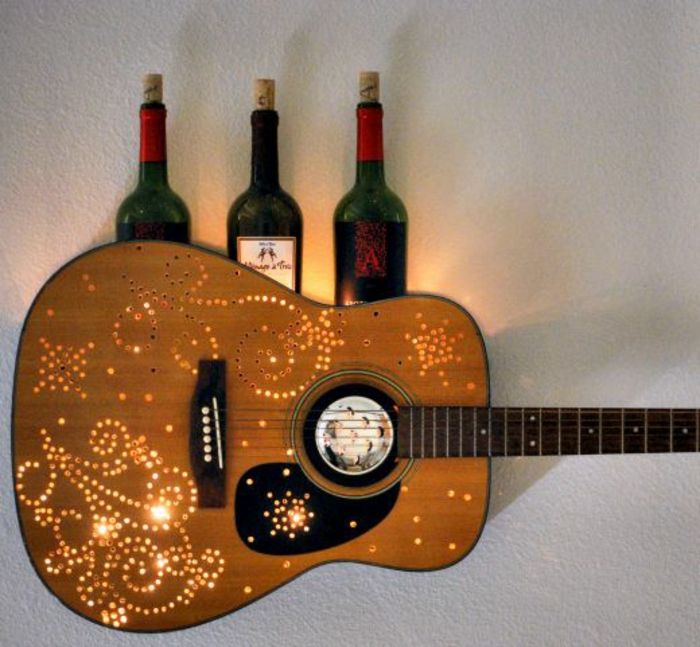 Lampa z gitary s fľašami na víno, tvorivá výzdoba stien