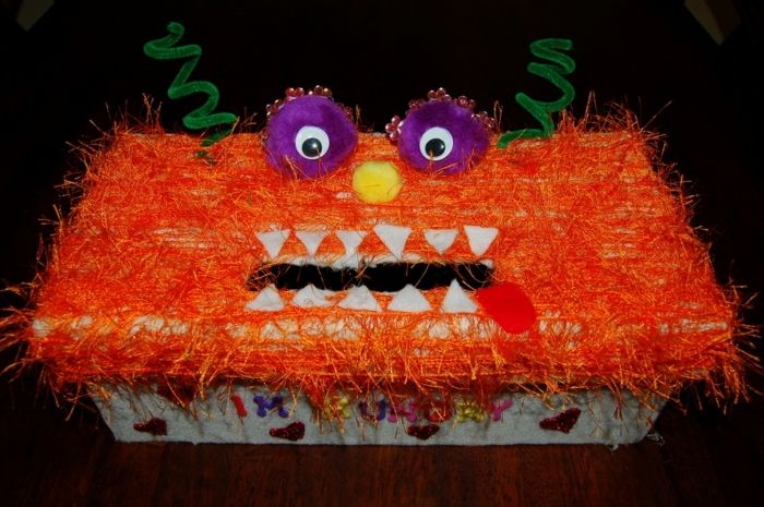 Ett monster från barnutställningen är perfekt för att spara - hantverk med kartong