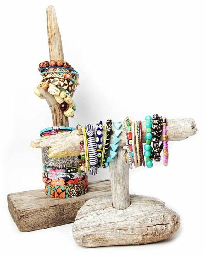 sleutelen-met-drijfhout-vele kleurrijke sieraden items-armbanden-glazen kralen