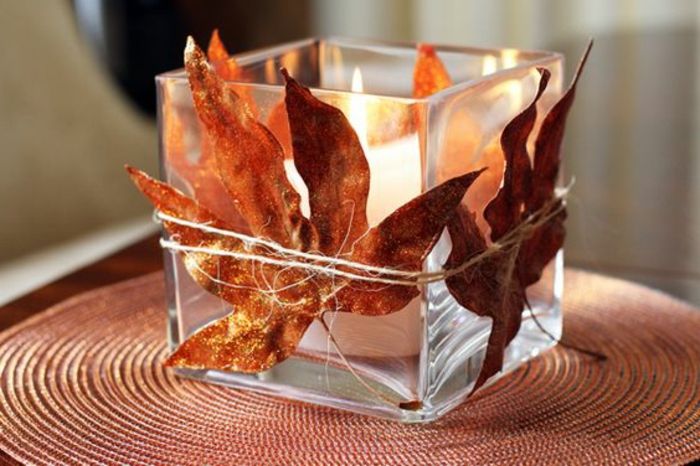 kwadratowy szklany świecznik, lniany sznur, suszone jesienne liście