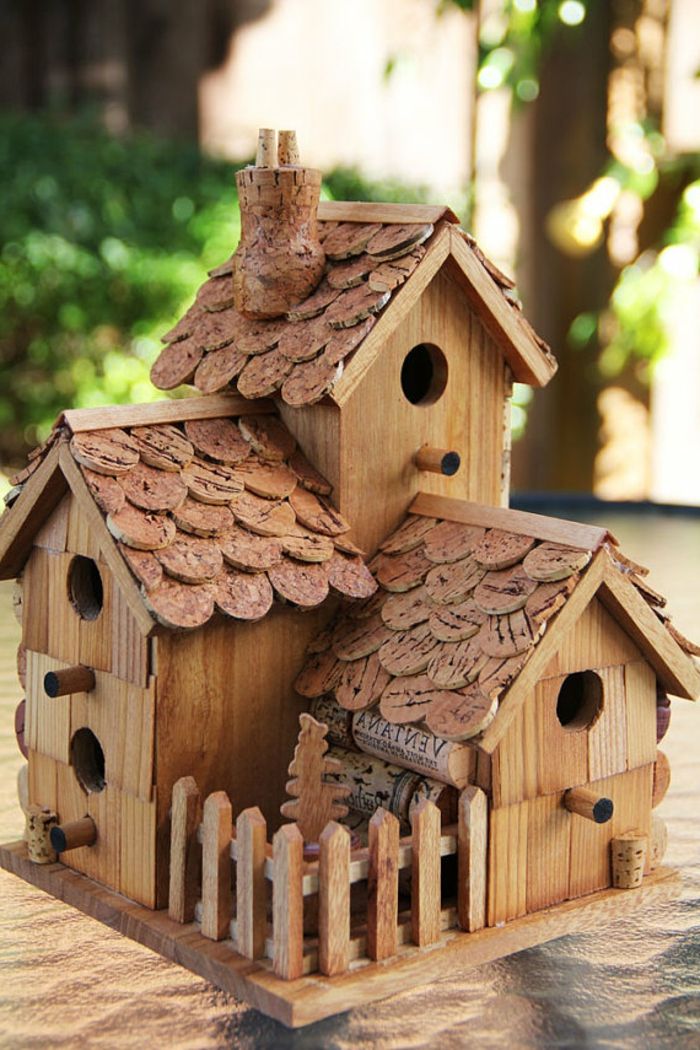 Drevené vtáčie domy a zátky robia DIY DIY projekty pre vtáky