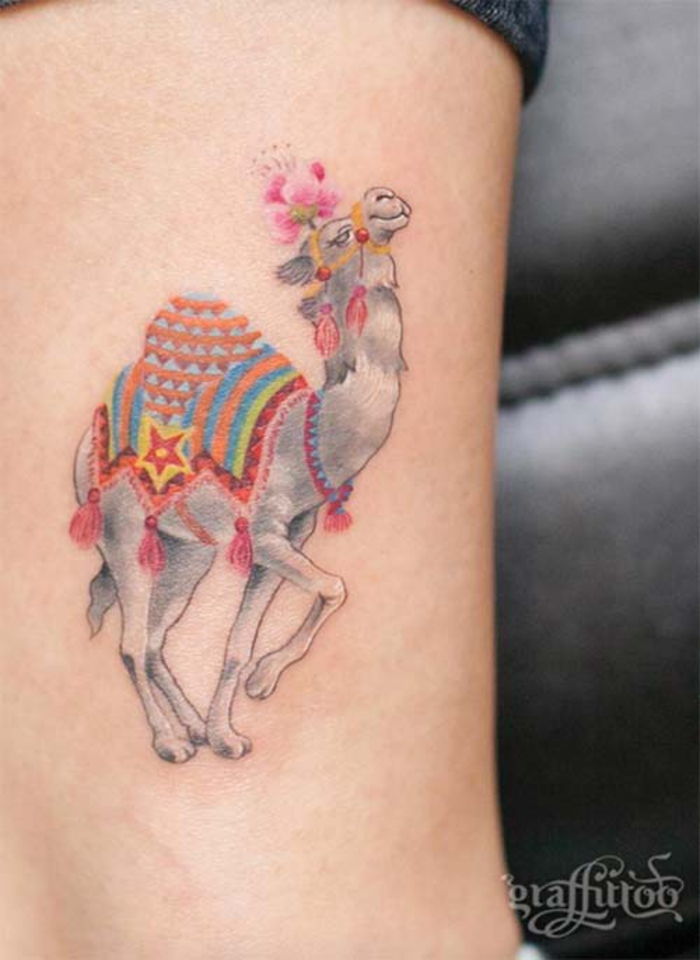 tatuagem no tornozelo, tatuagem de perna, camelo, colorido, motivos femininos