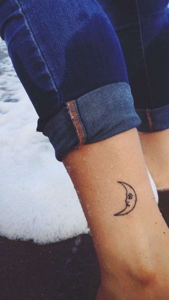 tatuiruotė ant kulkšnies, mažas mėnulis, moterų motyvai, kojų tatuiruotė