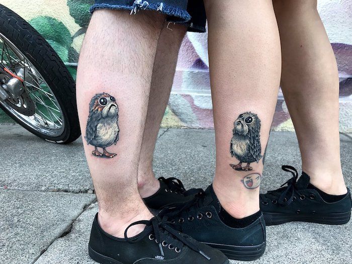 štyri nohy s hviezdami vojny tetovanie s malým porg s čiernymi očami a šedé perie