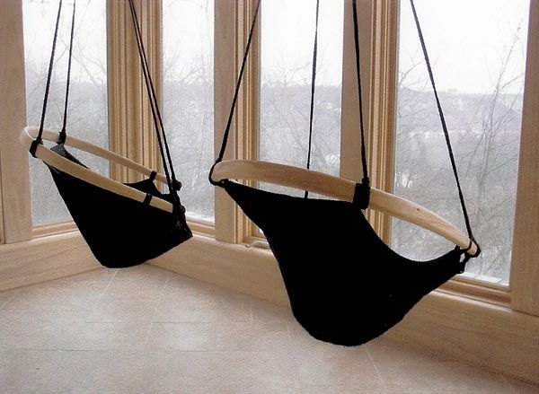 exemple pentru scaune de răchită - negru și agățat - lângă fereastră