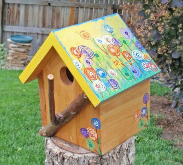 Case dipinte-da-legno alimentazione degli uccelli nel giardino