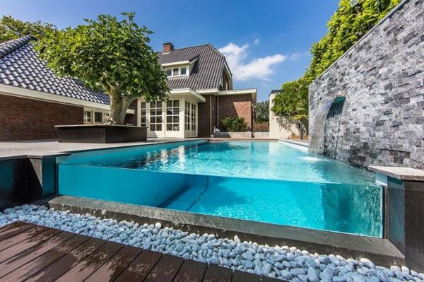 Zvlášť-moderný pôsobiace-bazén-by-the-záhradné