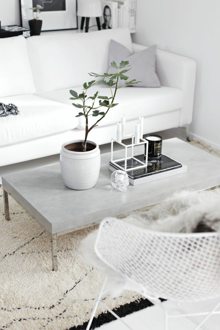 beton-miza-dnevna soba-z-belo-kavč