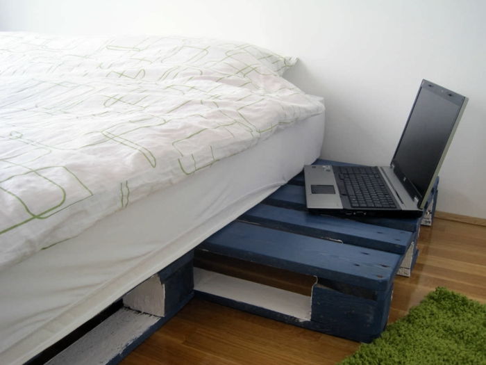 bed-of-pallar Euro-själv-make-vit-blå-laptop nattduksbordet