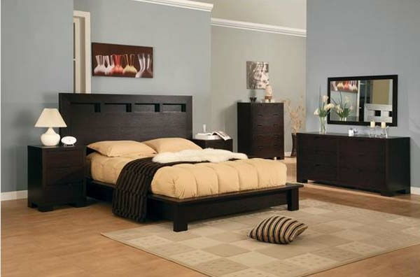 Łóżko z wezgłowiem w sypialni w kolorze beżowym