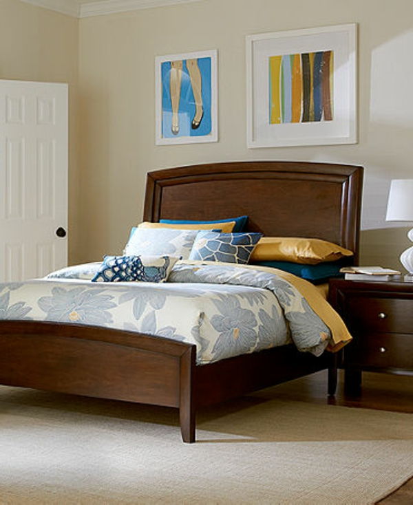 zdjęcia łóżek z zagłówkiem na ścianie i wiele poduszek