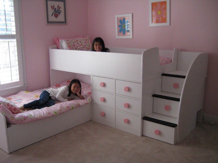 iki kız kardeşin pembe bir odası, duvarlardaki küçük resimler, merdivenli loft yatak - güzel odalar